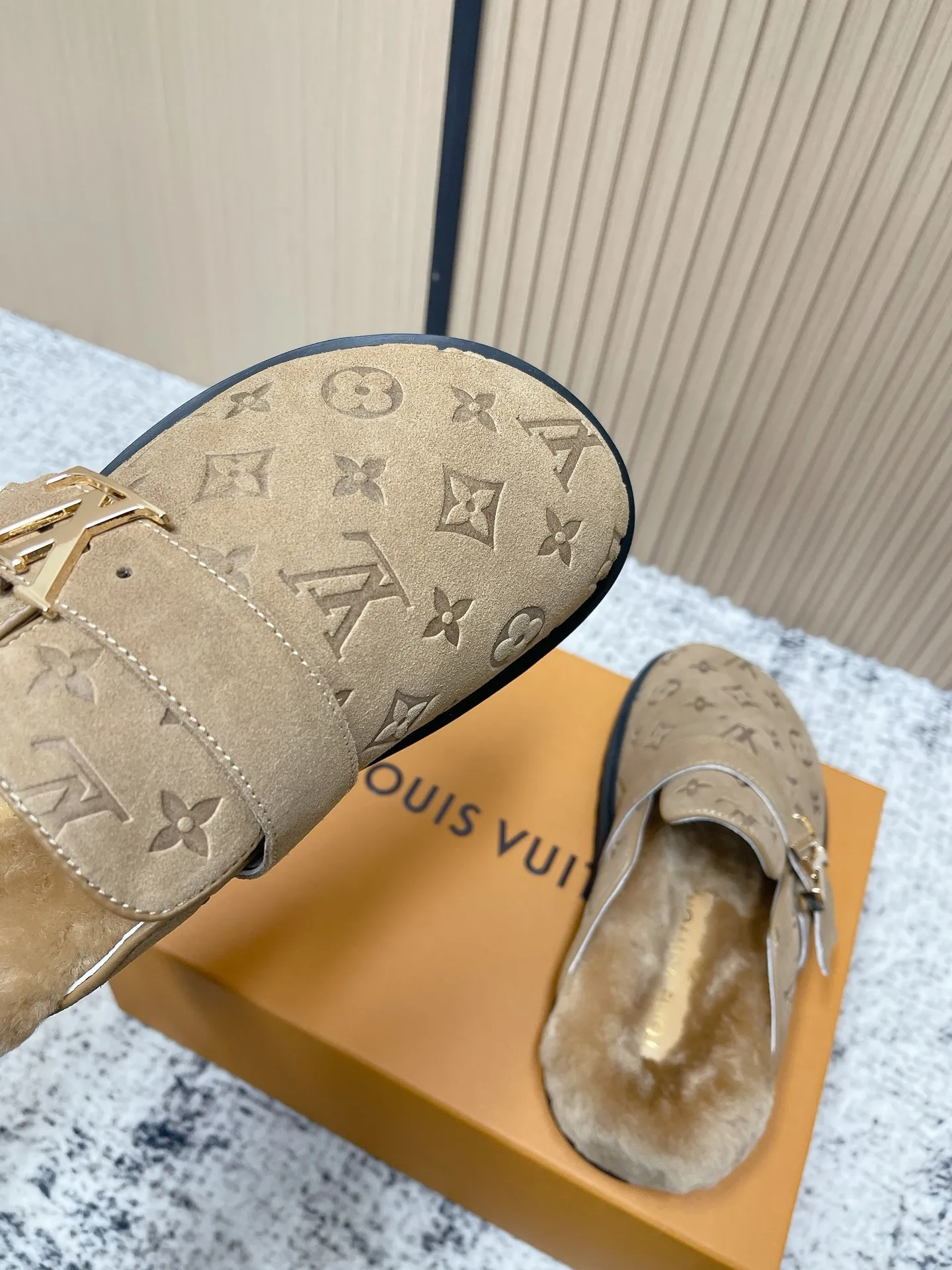 [L Home] P: 500💰 Size: 35-46 (female 40.41, male 45 46 custom-made) Top version Louis vuitton Lv top version LV couple's wool slippers New couple's Birkenstock slippers Cute and loveable, the foot feel is not too good Simple and high-end Sling-hee design Ready to wear and go Good news for lazy people Upper imported cowhide/imported old floral cloth Original hardware buckle, original molded high-density foam outsole Fabric: Yangjing/classic jacquard fabric Lining: imported wool lining Sole: original foam combination sole